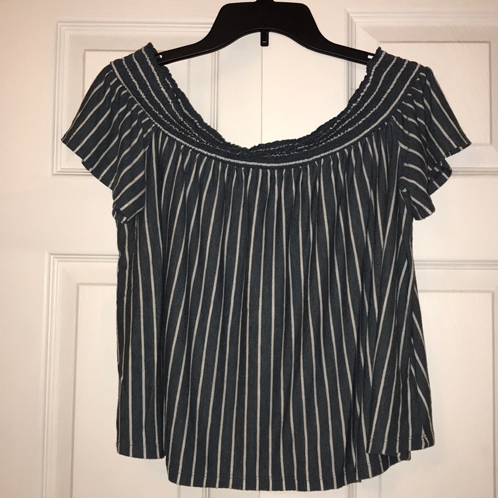 Off-the-shoulder striped shirt!!